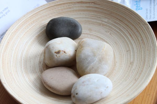 Bild einer Schale mit Steinen